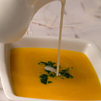 Zupa dyniowa z serkiem