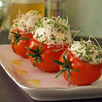 Pomidory nadziewane kulkami serowo-makrelowymi z kiełkami