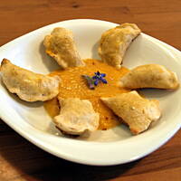 Migdałowe pierożki, skąpane w słonecznym sosie