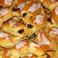 Rogaliki drożdżowe z powidłami