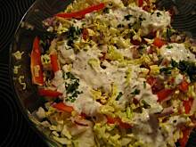 Fot. MoniaKociara, Surówka z kapusty pekińskiej w sosie ziołowym