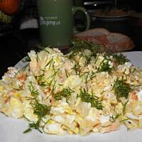 Pożywna jajecznica z łososiem.