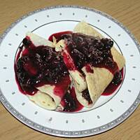 Naleśniki kokosowe z dżemem porzeczkowym i sosem jagodowym