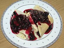 Fot. Madija, Naleśniki kokosowe z dżemem porzeczkowym i sosem jagodowym