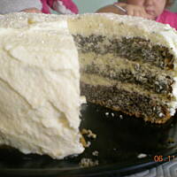 Tort makowy z kremem z bialej czekolady