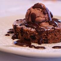 Czekoladowy torcik z lodami