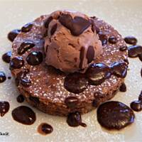 Czekoladowy torcik z lodami