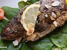 Fot. bernika, Pstrąg z nadzieniem z wędzonego sera, liściami szpinaku i migdałami