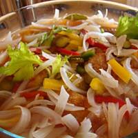 Zielony śledź opiekany w kolorowej zalewie