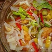 Zielony śledź opiekany w kolorowej zalewie