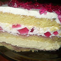 Tort malinowy z bitą śmietaną