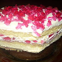 Tort malinowy z bitą śmietaną