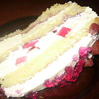 Tort malinowy z bitą śmietaną