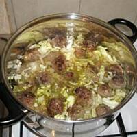 Pulpety w sosie z kapustą włoską