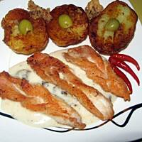 Faworki z kurczaka w sosie śliwkowo – serowym z rozmarynowymi ziemniakami