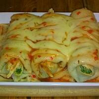 Naleśniki z parówkami i szpinakiem w sosie słodko - kwaśnym zapiekane - Elle