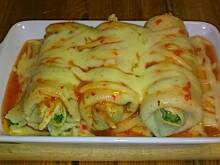 Fot. Ellepuma, Naleśniki z parówkami i szpinakiem w sosie słodko - kwaśnym zapiekane - Elle