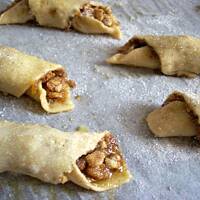 Rugelach czyli kruche rożki z nadzieniem orzechowym