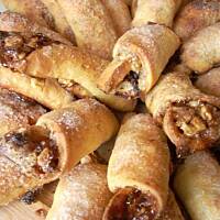Rugelach czyli kruche rożki z nadzieniem orzechowym