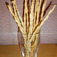 Grissini z boczkiem i cebulą