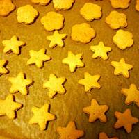 Kruche ciastka korzenne z witrażykami