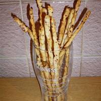 Grissini z boczkiem i cebulą