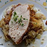 Schab z kapustą i sosem musztardowym