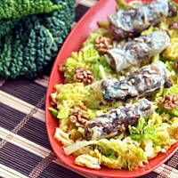 krokiety z grzybami w papierze ryżowym na kapuście