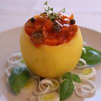 Śledzie w pomidorowej salsie w wydrążonej cytrynie