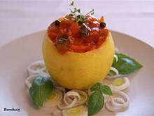 Fot. bernika, Śledzie w pomidorowej salsie w wydrążonej cytrynie