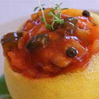 Śledzie w pomidorowej salsie w wydrążonej cytrynie