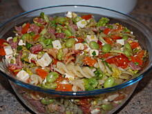 Fot. maju, Sałatka z makaronu, salami i fety.