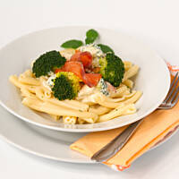 Makaron z łososiem i brokułami