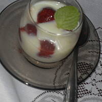 Sos waniliowy z truskawkami