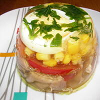 Galareta z kurczaka z oliwkami i papryką