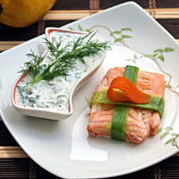 Łososiowy pakunek z sosem tatarskim