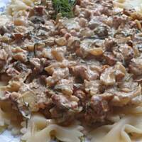 Farfalle z sosem śmietanowo-kurkowym