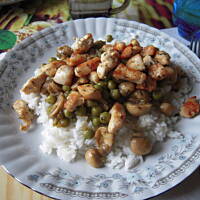 Ryż z kurczakiem na groszku i pieczarkach