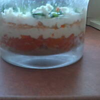 Smaczna i efektowna sałatka warstwowa