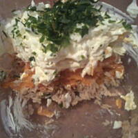 Smaczna i efektowna sałatka warstwowa