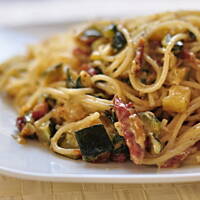 Spaghetti w sosie śmietanowo-cukiniowym