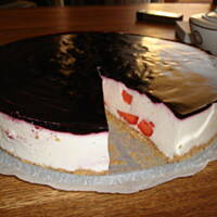 Sernik jogurtowy na zimno z galaretką jagodową