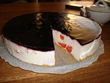 Fot. issima, Sernik jogurtowy na zimno z galaretką jagodową