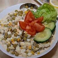 Sałatka śledziowo-gruszkowa z sosem czosnkowym