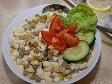 Fot. niebieska-różyczka, Sałatka śledziowo-gruszkowa z sosem czosnkowym