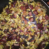 Bób z boczkiem i pestkami dyni