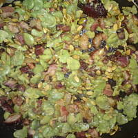 Bób z boczkiem i pestkami dyni