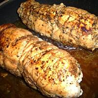 Rolady drobiowe z morelami i kiełbasą jałowcową