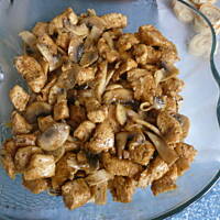 Sałatka z makaronem z naleśników