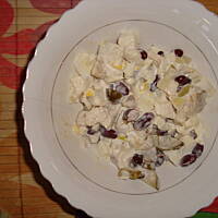 Sałatka śledziowa z czerwoną fasolą i ogorkiem konserwowym